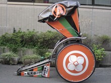 桃黒亭一門仕様の人力車。(C)久米田康治・ヤス・講談社／女子落語協会