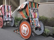 桃黒亭一門仕様の人力車。(C)久米田康治・ヤス・講談社／女子落語協会