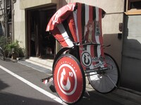 「じょしらく」人力車の魔梨威バージョン。(C)久米田康治・ヤス・講談社／女子落語協会