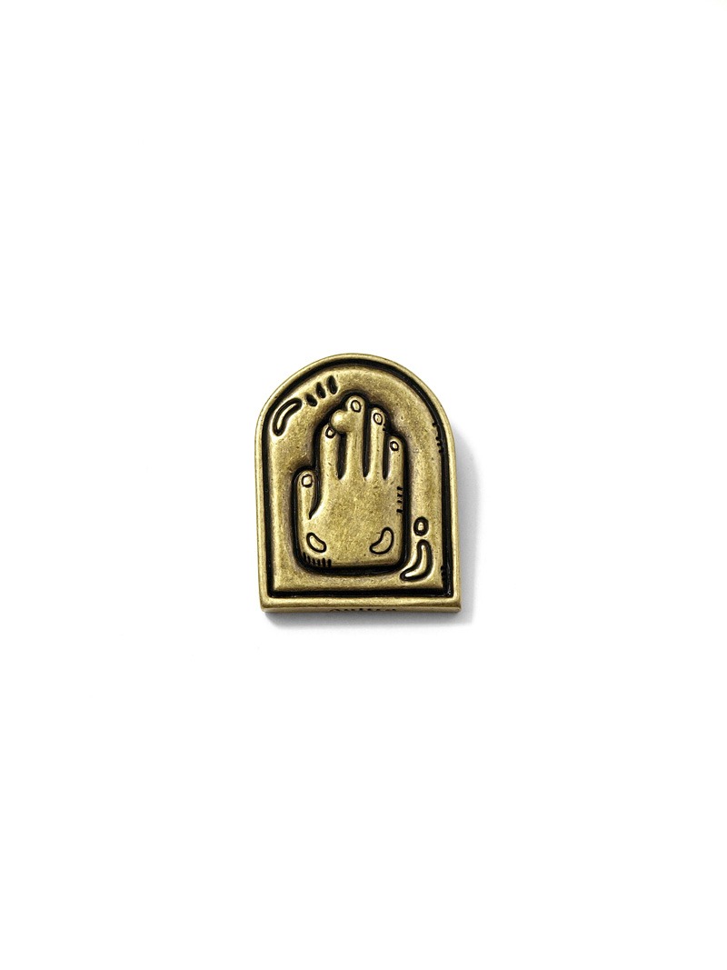 「LUCKY LAND COMMUNICATIONS Brooch」(C)LUCKY LAND COMMUNICATIONS / 集英社
