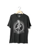 新作のTシャツ「MORIOH TOWN　SYMBOL」。価格は5250円。(C)LUCKY LAND COMMUNICATIONS / 集英社