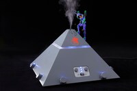 あなたは乾かないわ、「ヱヴァンゲリヲンネルフ本部加湿器」が快適な湿度を守るもの。（c）カラー
