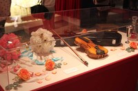 宝塚歌劇「ベルサイユのばら」の小道具 (C)宝塚歌劇団