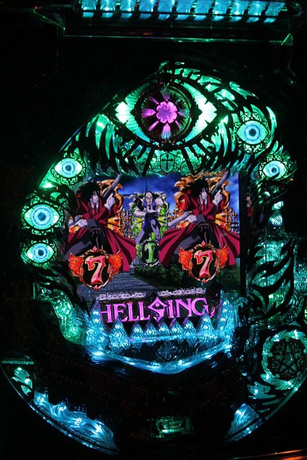 制作発表会で披露された「CRヘルシング」のビジュアル。ギラギラと光る盤面の目玉が、原作の異様な世界観を彷彿とさせる。