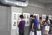 原画展の会場には、約50枚のマンガ原稿が飾られていた。