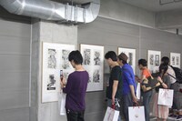 原画展の会場には、約50枚のマンガ原稿が飾られていた。