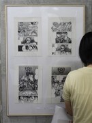 原画展の風景。1パネルに4枚のマンガ原稿を入れ、ストーリーの流れを追いながら原画が見られる仕組みになっていた。