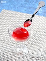 使徒のスプーンでコア型ゼリーを味わおう。（c）カラー