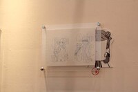 なもりのラフ画。うしろには「隠れあっかりーん」が。