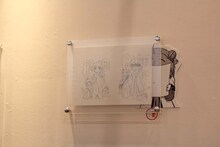 なもりのラフ画。うしろには「隠れあっかりーん」が。