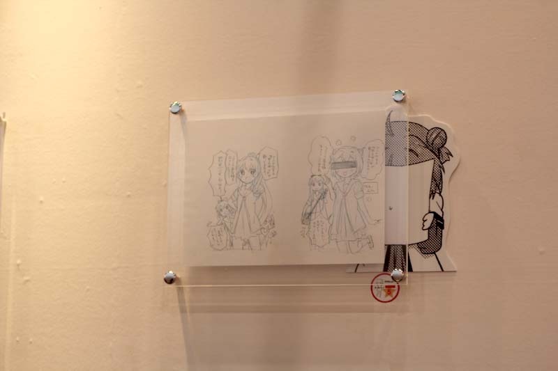 なもりのラフ画。うしろには「隠れあっかりーん」が。