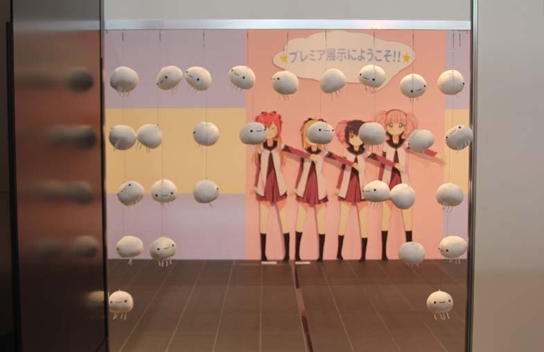 「プレミアム展示」入り口には、なもりくらげのモビールが。