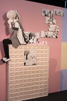 「プレミアム展示」で再現された「京子からのティッシュ」。アイテム登場シーンのパネルも一緒に展示されている。