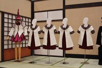 ごらく部の部室に展示された七森中の制服とミラクるんの衣装。