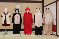 ごらく部の部室に展示された着ぐるみの衣装。