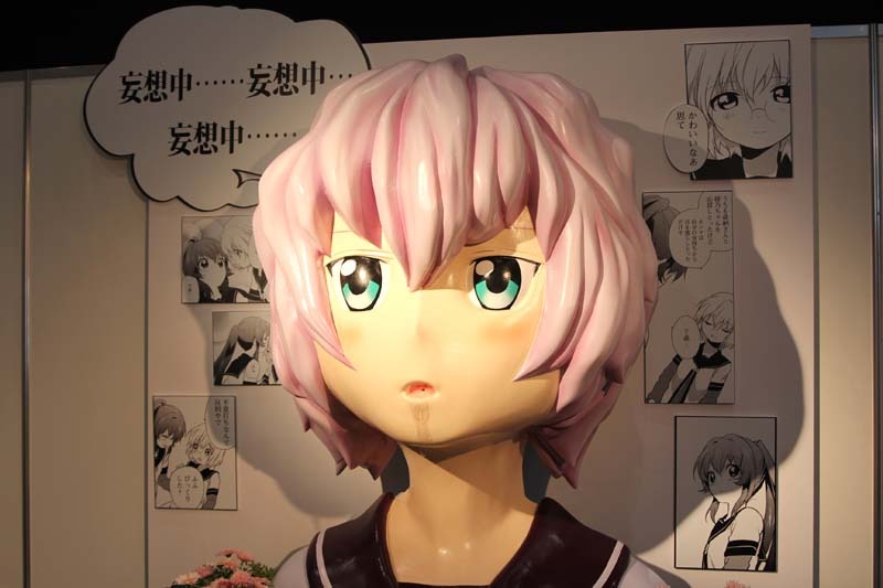 千鶴の巨大オブジェ「妄想がとまらない…像」。