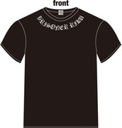 「囚人リク」Tシャツのブラック。フロントには首周りに、「PRISONER RIKU」の文字がプリントされている。