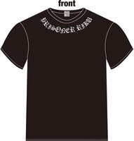「囚人リク」Tシャツのブラック。フロントには首周りに、「PRISONER RIKU」の文字がプリントされている。