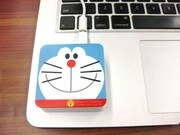 USB接続で、本体への蓄電は約3時間で完了する。(C)Fujiko-Pro,Shogakukan,TV-Asahi,Shin-ei,and ADK