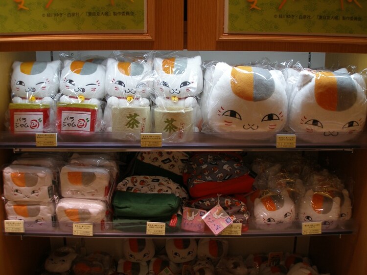 夏目 ニャンコ先生グッズが大集合した期間限定ショップ コミックナタリー