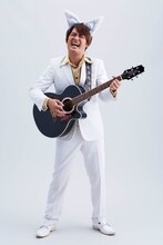 作品にちなみ耳を着用するなど、さまざまな扮装も見せ熱唱するAMEMIYA。