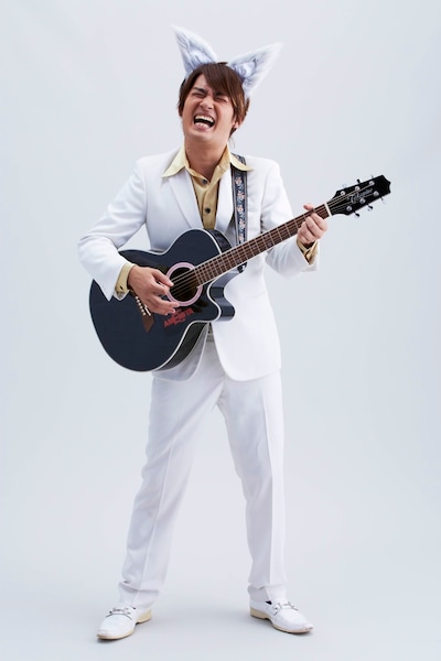 作品にちなみ耳を着用するなど、さまざまな扮装も見せ熱唱するAMEMIYA。