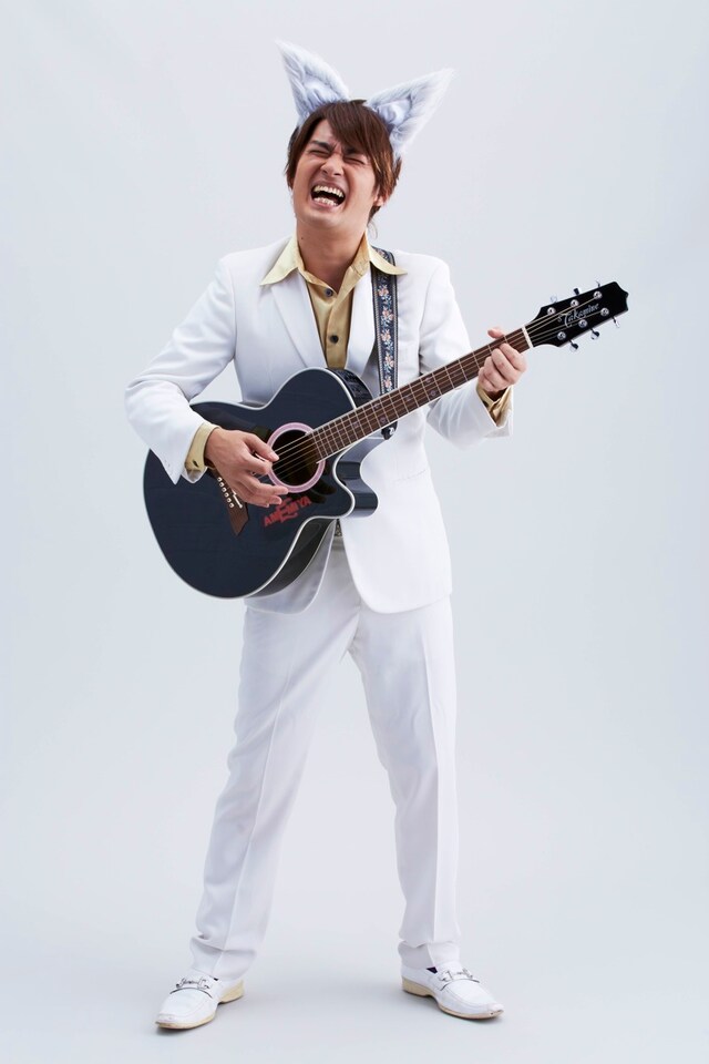 作品にちなみ耳を着用するなど、さまざまな扮装も見せ熱唱するAMEMIYA。