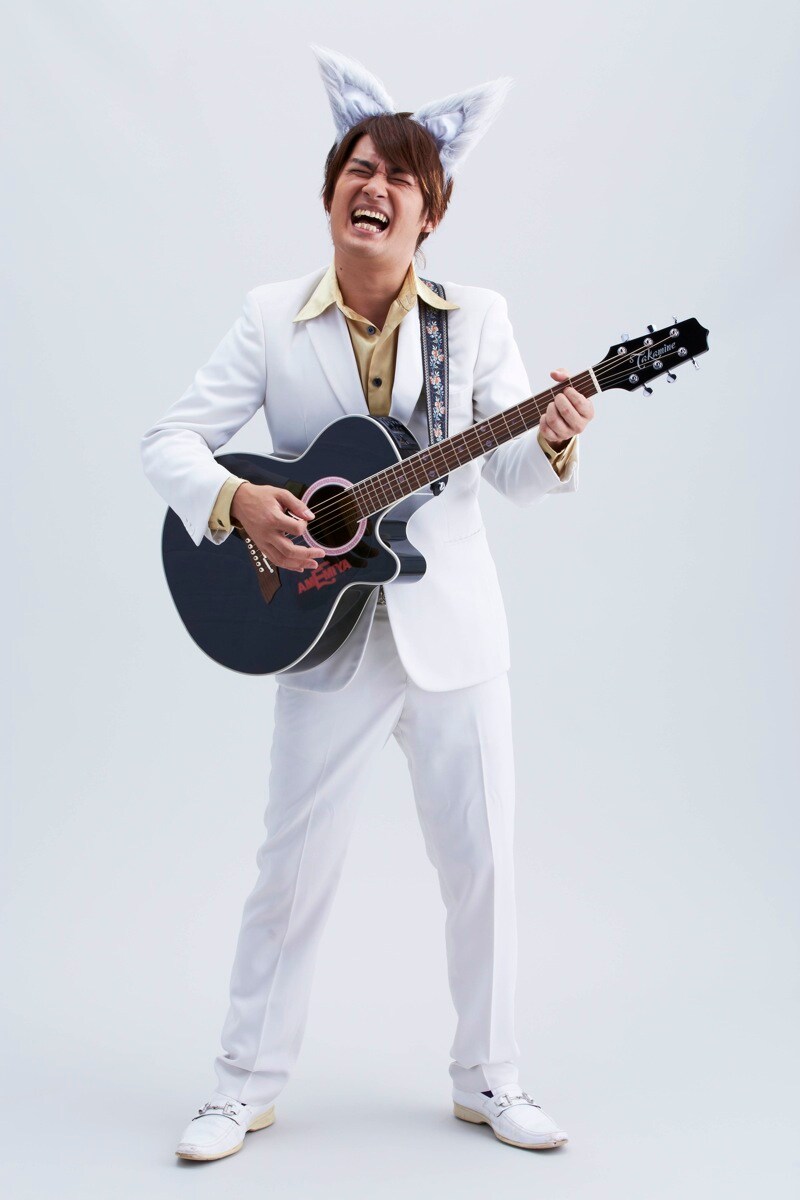 作品にちなみ耳を着用するなど、さまざまな扮装も見せ熱唱するAMEMIYA。