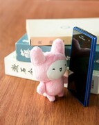 別冊マーガレット10月号でプレゼントされているモフのぬいぐるみマスコット。文豪を目指すモフは、ブログで小説を執筆している。