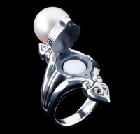 リングは、パール部分が開いてタブレットなどを収納できる。原作：モンキー・パンチ(C)TMS(C)モンキーパンチ／TMS・NTV