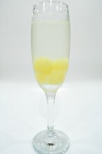 「ジャーファルのヤケ酒（アルコール）」(C)大高忍／小学館・マギ製作委員会・MBS