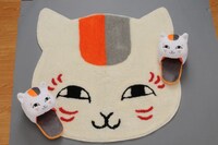 応募者全員サービスで実費頒布される「ニャンコ先生ラグ＆スリッパ」。