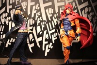 空条承太郎とDIOのフィギュア。設置されているiPadをかざすと、スタープラチナとザ・ワールドが現れる。