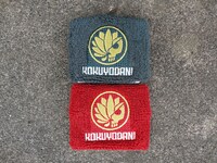 「黒曜谷高校ストレイドッグス」のリストバンド。