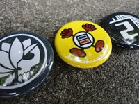 「黒曜谷高校ストレイドッグス」のバッジ。