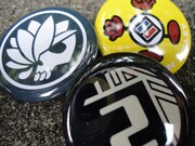 「黒曜谷高校ストレイドッグス」のバッジ。