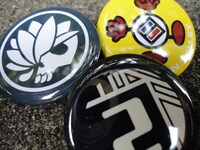 「黒曜谷高校ストレイドッグス」のバッジ。