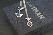 （左から）「アルファスネックレス」「ZETネックレス」(C)桂正和／集英社・「ZETMAN」製作委員会