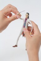 月刊アフタヌーン2013年1月号に付属する、零崎双識のベンダブルフィギュア。(C)西尾維新・シオミヤイルカ／講談社