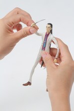 月刊アフタヌーン2013年1月号に付属する、零崎双識のベンダブルフィギュア。(C)西尾維新・シオミヤイルカ／講談社