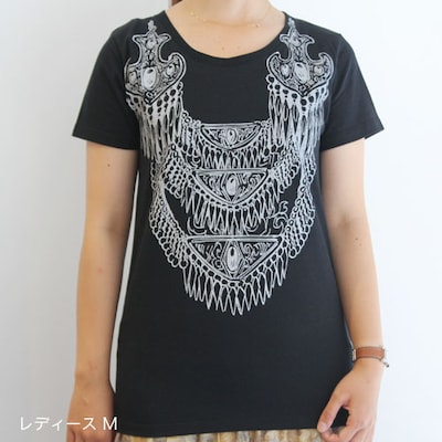 乙嫁描き込みT「ネックレス柄」。価格は3780円。