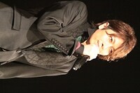 シンドバッド役の小野大輔。