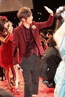 レッドカーペットを歩く梶裕貴と戸松遥。