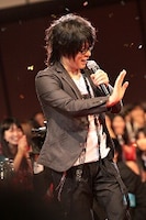 レッドカーペットを歩く森川智之。