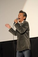 「誰がために -2012ver.-」を熱唱する成田賢。