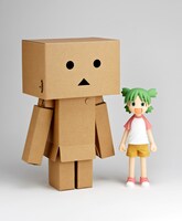 「ダンボール製 ダンボー工作キット」の完成品と「でっかいよつば ソフビフィギュア」。(C)KIYOHIKO AZUMA/YOTUBA SUTAZIO