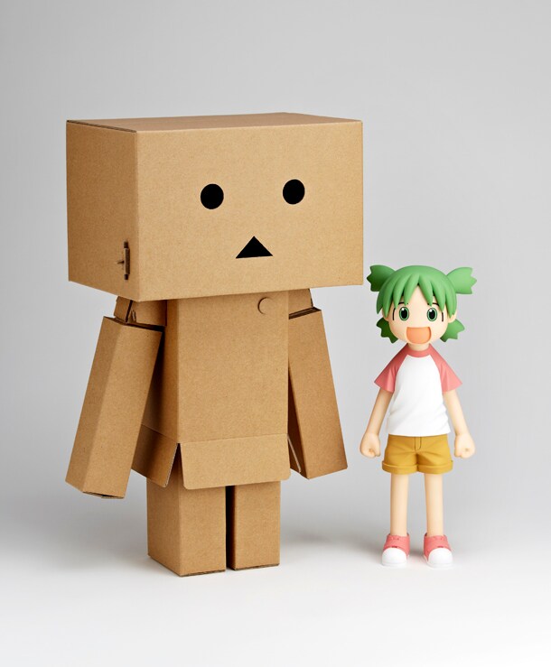 「ダンボール製 ダンボー工作キット」の完成品と「でっかいよつば ソフビフィギュア」。(C)KIYOHIKO AZUMA/YOTUBA SUTAZIO