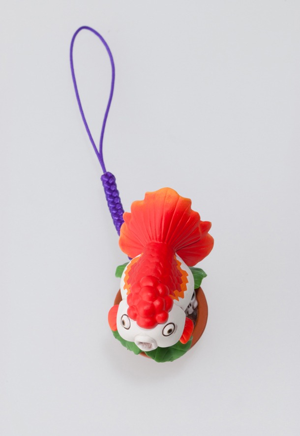 「金魚草根付」ストラップ。