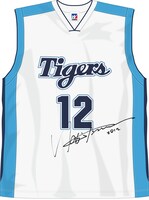 抽選で12名にプレゼントされる井上雄彦サイン入りユニフォーム。