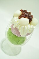 抹茶アイスと紫芋アイスで初号機のカラーリングをイメージしたパフェ「初号機のデザート」。(C)khara